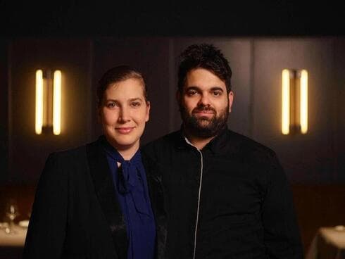 Gal Ben-Moshe junto a su pareja.