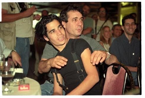 Geffen con su hijo Aviv.