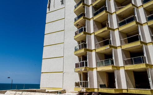 Vista del hotel abandonado en Netanya donde una niña de 13 años fue presuntamente drogada y violada. (Flash90) Vista del hotel abandonado en Netanya donde una niña de 13 años fue presuntamente drogada y violada.