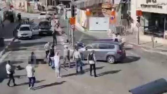 El momento en que un motociclista dispara y neutraliza al terrorista.