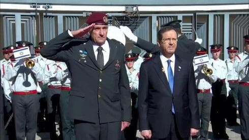 El jefe de las FDI, Herzi Halevi, y el presidente Isaac Herzog en la Residencia del Presidente en Jerusalem. (Mizmor) El jefe de las FDI, Herzi Halevi, y el presidente Isaac Herzog en la Residencia del Presidente en Jerusalem.