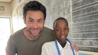 Con un paciente en África. 