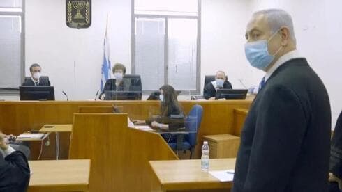 Benjamin Netanyahu al comienzo de su juicio por corrupción en Jerusalem en mayo de 2020. (Ynet) Benjamin Netanyahu al comienzo de su juicio por corrupción en Jerusalem en mayo de 2020.
