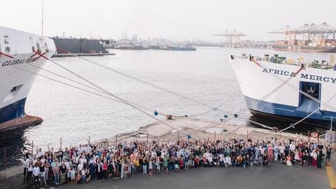 Voluntarios junto al "Misericordia". 