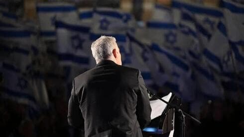 Yair Lapid hablando a los manifestantes en Kfar Saba. 