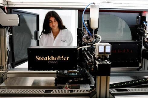 Una impresora 3D forma una pieza de mero cultivado en las oficinas de Steakholder Foods en Rehovot. (Reuters) Una impresora 3D forma una pieza de mero cultivado en las oficinas de Steakholder Foods en Rehovot.