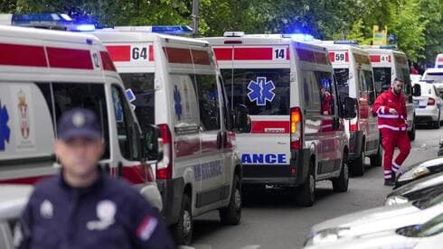 Ambulancias en el lugar del tiroteo en una escuela serbia el miércoles.