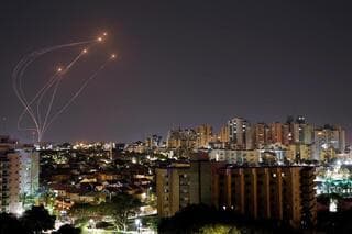 El sistema de defensa antimisiles Iron Dome en acción sobre el cielo de Ashkelon.