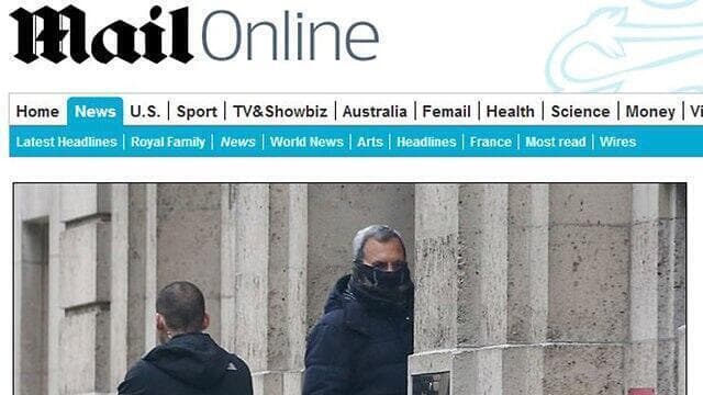 Captura de pantalla de un artículo del Daily Mail en el que se ve a Ehud Barak entrando en casa de Jeffrey Epstein en enero de 2016.