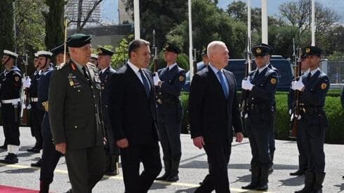 Galant pasa revista a la guardia de honor griega en su visita a Atenas. (Ministerio de Defensa) Galant pasa revista a la guardia de honor griega en su visita a Atenas.
