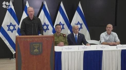 Escuchan al ministro de Defensa, Yoav Gallant, el jefe de las FDI, Herzi Halevi; el primer ministro, Benjamin Netanyahu, y el jefe del Shin Bet, Ronen Bar. (GPO) Escuchan al ministro de Defensa, Yoav Gallant, el jefe de las FDI, Herzi Halevi; el primer ministro, Benjamin Netanyahu, y el jefe del Shin Bet, Ronen Bar.