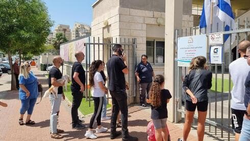 Padres llegan a una escuela del centro de Israel para recoger a sus hijos en medio del lanzamiento de cohetes.