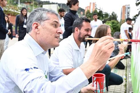 Gali Dagan, embajador de Israel en Colombia, participa de la actividad de Heroes for Life en Bogotá. 
