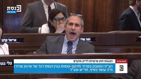 La captura de la imagen en el canal de la Knesset muestra al diputado del Likud, Hanoch Milwicki, durante la discusión. (Captura de pantalla) La captura de la imagen en el canal de la Knesset muestra el tono de la discusión en el parlamento israelí.