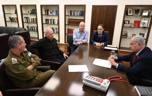Funcionarios de seguridad y defensa reunidos con el primer ministro. (Haim Tzach, GPO) Funcionarios de seguridad y defensa reunidos con el primer ministro.