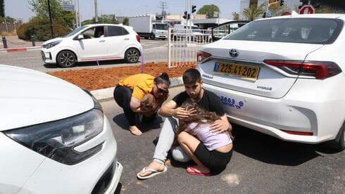 Personas buscan refugio durante el lanzamiento de cohetes sobre Sderot. 