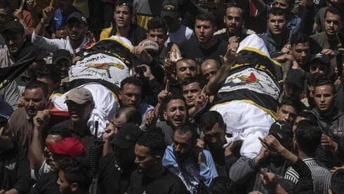 El funeral del comandante de PIJ Ali Hassan Ghali y su hermano asesinados en un ataque israelí. (AP) El funeral del comandante de PIJ Ali Hassan Ghali y su hermano asesinados en un ataque israelí.