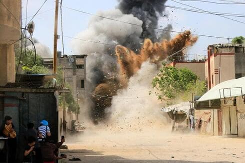 Palestinos se refugian de las explosiones en Gaza. 