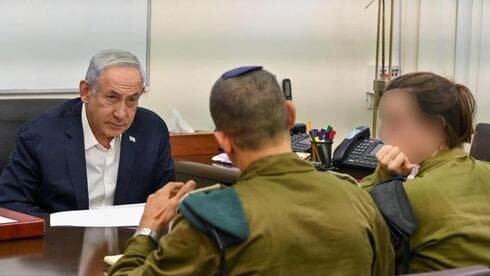 El primer ministro de Israel durante una evaluación de seguridad, el jueves por la noche. (GPO) El primer ministro de Israel durante una evaluación de seguridad, el jueves por la noche.
