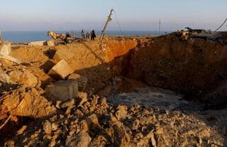 Cráter dejado por un bombardeo israelí en un sector de Gaza. 