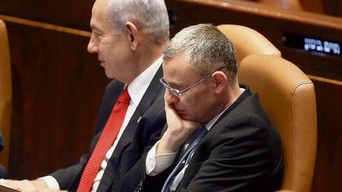 El primer ministro Benjamin Netanyahu y el ministro de Justicia, Yariv Levin. (Alex Kolomoisky) El primer ministro Benjamin Netanyahu y el ministro de Justicia, Yariv Levin.