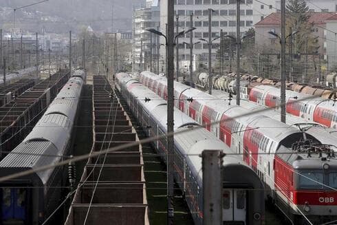 Dos personas fueron acusadas en Austria por reproducir supuestamente discursos de Adolf Hitler a través del megáfono de un tren que iba de Bregenz a Viena. (AP) Dos personas fueron acusadas en Austria por reproducir supuestamente discursos de Adolf Hitler a través del megáfono de un tren que iba de Bregenz a Viena.
