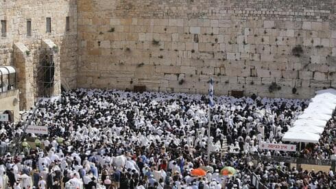 Miles de personas en Birkat Kohanim en el Muro Occidental. (Western Wall Heritage Foundation) Miles de personas en Birkat Kohanim en el Muro Occidental.