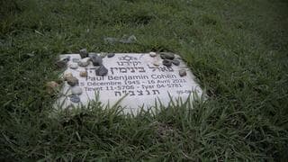 Una lápida en el cementerio comunitario de Bello. 