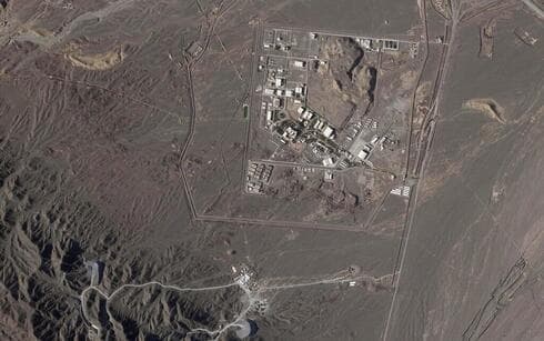 La instalación nuclear de Natanz y las excavaciones en las montañas. 