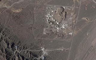 La instalación nuclear de Natanz y las excavaciones en las montañas. 