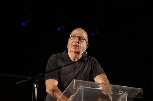 "En una dictadura, el régimen se preocupa por sus partidarios, incluso a costa de dañar los intereses del Estado". Ya'alon en una manifestación en Tel Aviv. (Motti Kimchi) "En una dictadura, el régimen se preocupa por sus partidarios, incluso a costa de dañar los intereses del Estado". Ya'alon en una manifestación en Tel Aviv.