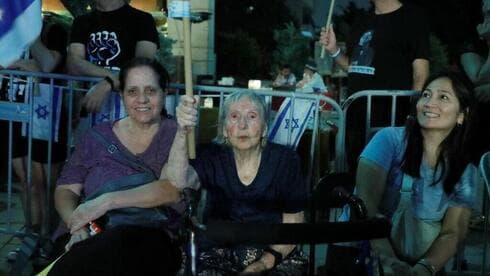 "El campo liberal se ha despertado y no va a volver a dormir". Chava Steiner, 95 años, manifestándose en Herzliya. (Dana Koppel) "El campo liberal se ha despertado y no va a volver a dormir". Chava Steiner, 95 años, manifestándose en Herzliya.