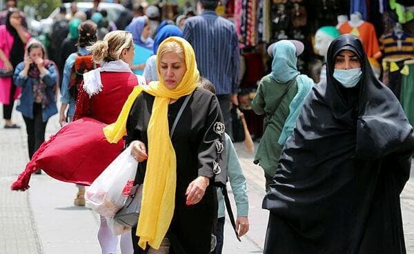 Mujeres iraníes, con velo, caminan entre otros peatones por una calle de Teherán, Irán, el 22 de mayo de 2023. (Abedin Taherkenareh) Mujeres iraníes, con velo, caminan entre otros peatones por una calle de Teherán, Irán, el 22 de mayo de 2023.