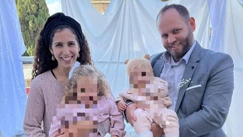 Meir Tamar, su esposa Tal y sus dos hijas pequeñas. 