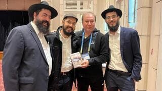 Entrega de libros de salmos al equipo y su personal. 