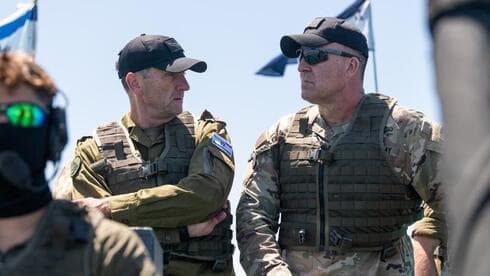 El jefe de Estado Mayor Herzi Halevi con el comandante del CENTCOM, general Michael Korilla. (Portavoz de las FDI) El jefe de Estado Mayor Herzi Halevi con el comandante del CENTCOM, general Michael Korilla.