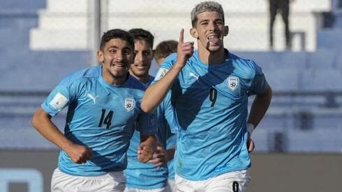 Turgeman, el excelente atacante israelí, celebra el tercer gol, una obra de arte futbolístico. (AP) Turgeman, el excelente atacante israelí, celebra el tercer gol, una obra de arte futbolístico.