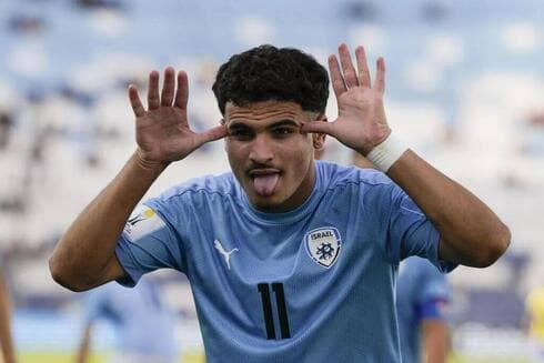Tras su gol, Shibli hace muecas para la cámara. Israel estuvo dos veces en desventaja. Lo empató y lo dio vuelta. (AP) Tras su gol, Shibli hace muecas para la cámara. Israel estuvo dos veces en desventaja. Lo empató y lo dio vuelta.