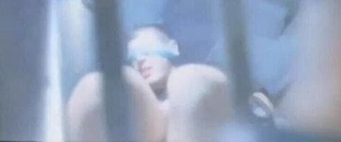Gidi Baran detenido y con los ojos vendados. 