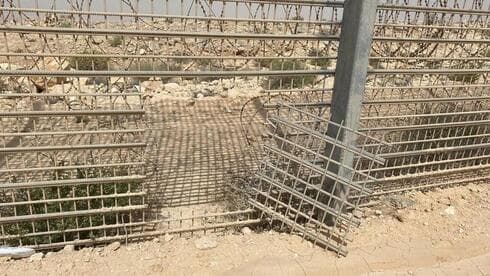 Abertura utilizada por los terroristas para entrar en territorio israelí. (Gadi Kabalo) Abertura utilizada por los terroristas para entrar en territorio israelí.