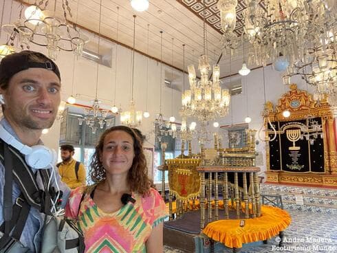 Tali Akuka y Andre Madera en la Sinagoga judía de Fort Kochi. (Andre Madera / Ecoturismo Mundo) Tali Akuka y Andre Madera en la Sinagoga judía de Fort Kochi.