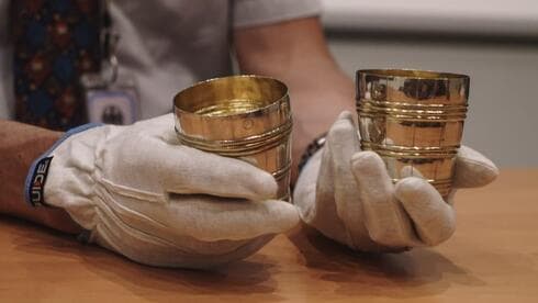 Copas de Kiddush saqueadas por los nazis devueltas a Israel. (Embajada de Alemania en Israel) Copas de Kiddush saqueadas por los nazis devueltas a Israel.