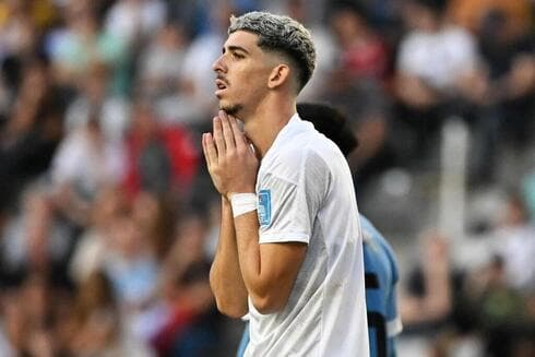 Dor Turgeman, el delantero israelí, de gran futuro, esta vez no pudo quebrar la defensa uruguaya. (AFP) Partido Israel-Uruguay Mundial juvenil sub-20.