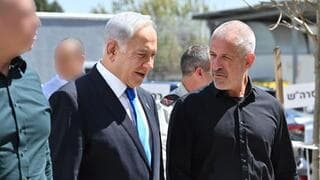 Benjamín Netanyahu con el jefe del Shin Bet, Ronen Bar. El organismo de inteligencia tiene reservas sobre cambiar la ley. 