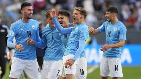 Jugadores israelíes festejan el tercer lugar en el Mundial sub-20. 
