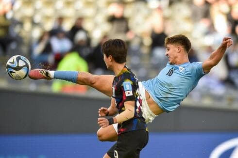 La pirueta más bella de la tarde en La Plata. El primer gol de Israel, que anotó Binyamin. (Reuters) La pirueta más bella de la tarde en La Plata. El primer gol de Israel, que anotó Binyamin.