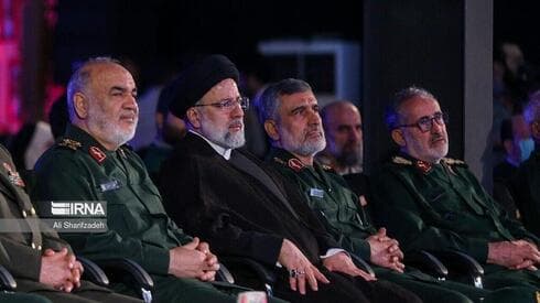 La cúpula del Cuerpo de la Guardia Revolucionaria Islámica y el presidente iraní Ebrahim Raisi en la presentación del nuevo misil hipersónico.