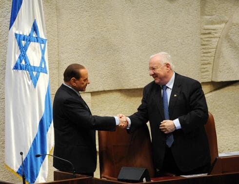 Silvio Berlusconi saluda al entonces presidente de Israel, Reuven Rivlin, en la Knesset en 2010. (GPO) Silvio Berlusconi saluda al entonces presidente de Israel, Reuven Rivlin, en la Knesset en 2010.