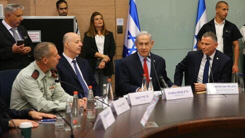 El primer ministro Benjamin Netanyahu habla en la reunión de la Comisión de Asuntos Exteriores y Defensa de la Knesset este martes. (Alex Kolomoisky) El primer ministro Benjamin Netanyahu habla en la reunión de la Comisión de Asuntos Exteriores y Defensa de la Knesset este martes.