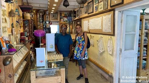 Tali Akuka con Thaha Ibrahim, el guardián de la historia judía de Fort Kochi (Andre Madera) Tali Akuka con Thaha Ibrahim, el guardián de la historia judía de Fort Kochi